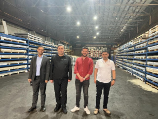 ikel Metal omborlarida yetkazib beruvchi bilan uchrashuv